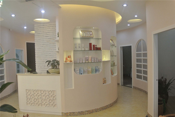 美容院产品展示柜怎么设计 如何选购美容院展示柜